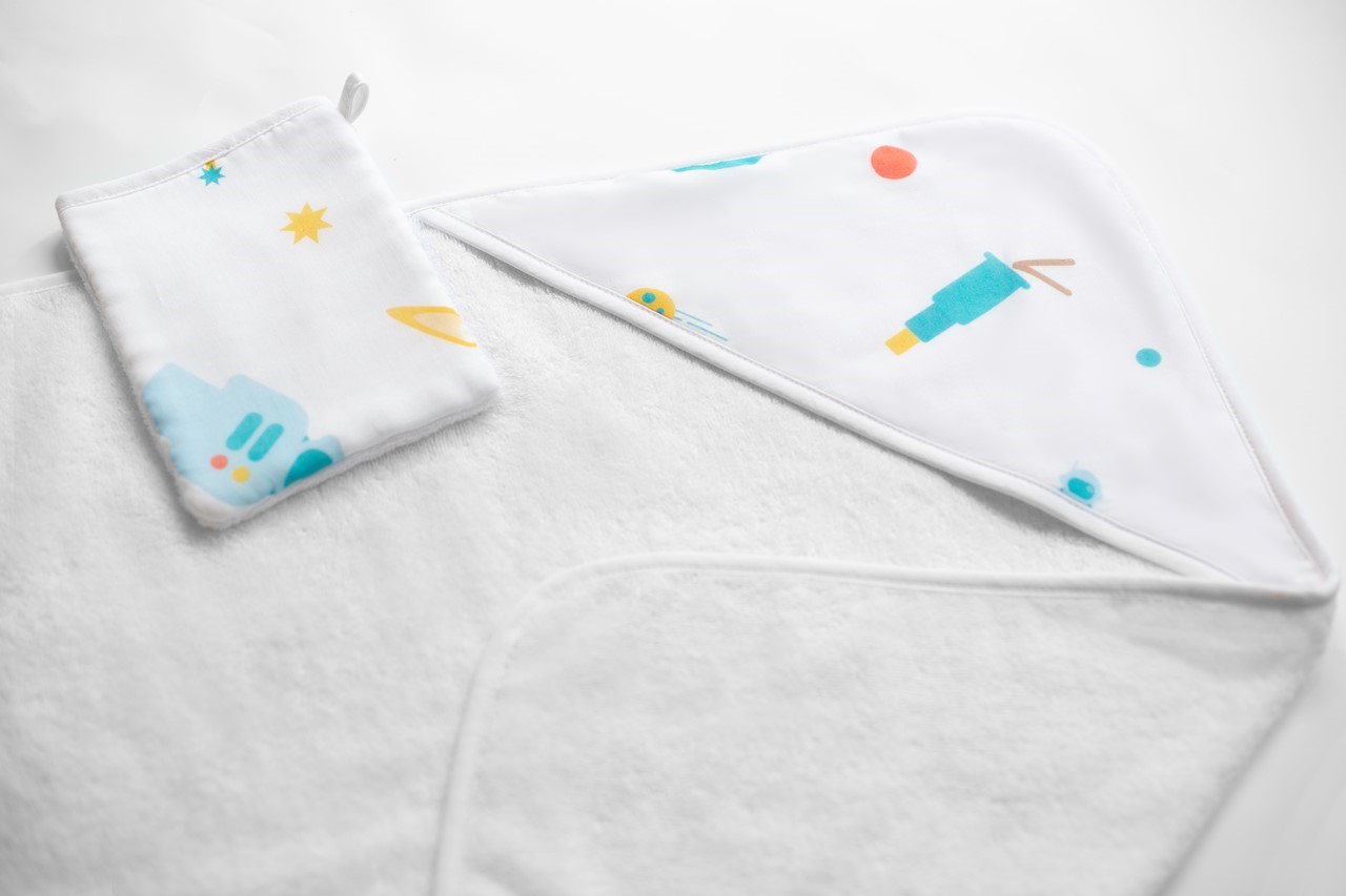 Picture of 3X ORGANIC BABY TOWEL - To The Moon and Back